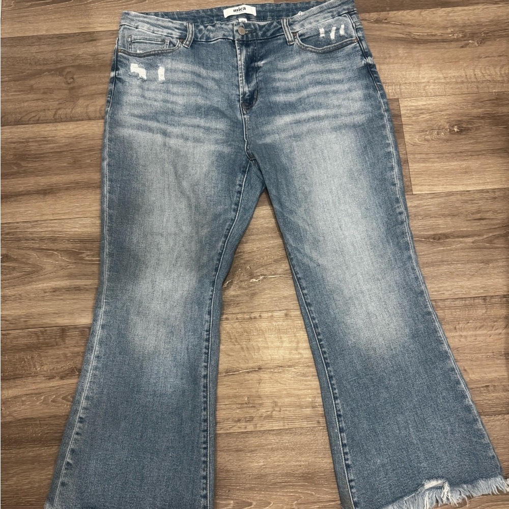 Mica REG/CURVY Kick Off
Flare Cropped Jeans in Two